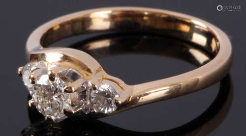 18 Kt. geelgouden ring bezet met briljant geslepen diamanten totaal circa 0,35 ct., ringmaat 16 (50)