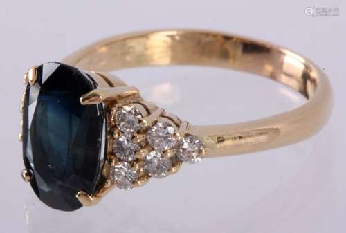 18 Kt. gouden roostering bezet met 4,18 ct. saffier en 12 briljant geslepen diamanten, 0,40 ct., G-VS, 5,1 gr.