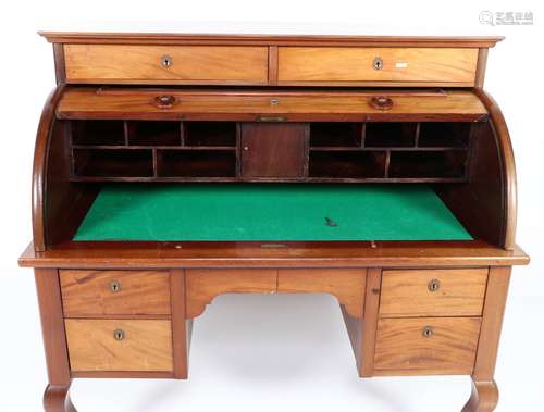 Oud eikenhouten roltop bureau, h.133 x b.138 x d.83 cm.