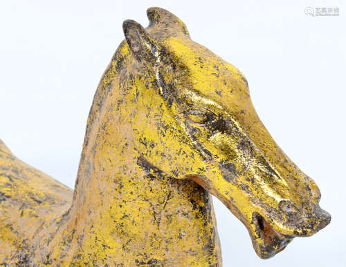 Smeedijzeren goud gelakt liggend paard, h.35 x L.54 x d.17 cm.