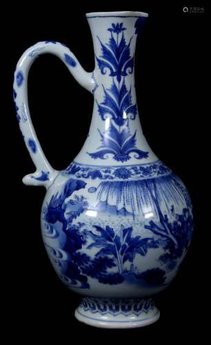 蓝白相间中国瓷壶，约1640年，高38厘米。 来自德国私人收藏，喷口经过恢复，手柄经过修复