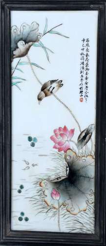 Met vogels en bloemen gedecoreerd Chinees paneel, h.81 x b.39 cm.