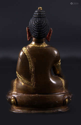 Vuurvergulde bronzen Boeddha zittend in Abhaya mudra, 20e eeuw, h.8,5 cm.