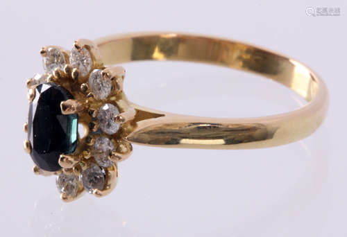 18 Kt. geelgouden entourage ring bezet met saffier en 10 briljant geslepen diamanten totaal circa 0,30 ct., ringmaat 17 (53)