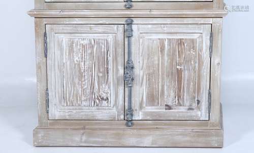 Whitewash 4-deurs kast waarvan de 2 bovenste deuren beglaasd met dubbele bajonetsluiting, h.230 x b.100 x d.48 cm.