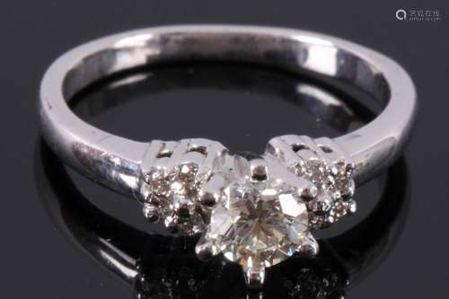 14 Kt. witgouden solitair ring met zijstenen bezet met briljant geslepen diamant totaal circa 0,45 ct., ringmaat 16 (50)