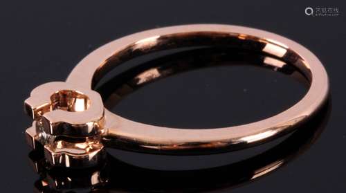 14 Kt. rose gouden solitair ring bezet met een briljant geslepen diamant, totaal circa 0,16 ct., ringmaat 17,25 (54)