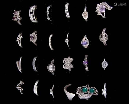 Luxe ringendoos met 60 diverse zilveren ringen