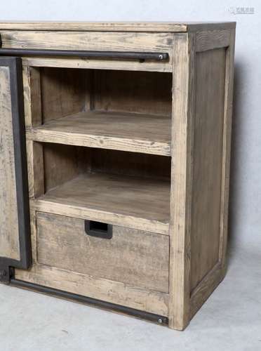 Industrieël dressoir met 2 schuifdeuren en 2 laden, h.97 x b.240 x d.49 cm.