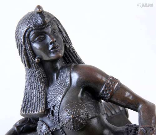 Bronzen sculptuur van een Egyptische dame op sofa op marmeren voetstuk, b.31 x d.12 x h.22 cm.