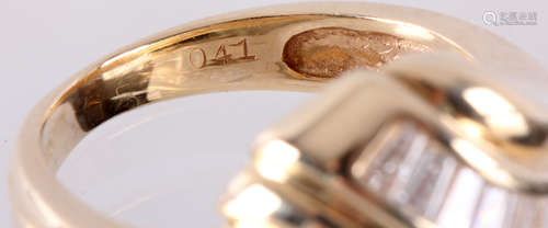 14 Kt. geelgouden ring bezet met baquette geslepen diamanten totaal circa 0,40 ct., ringmaat: 15,25 (48)