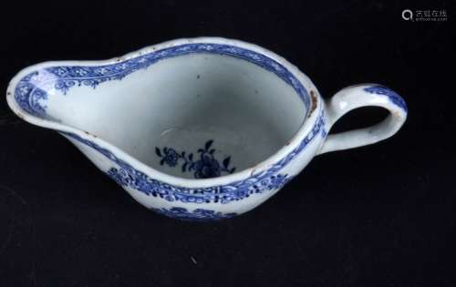 古董蓝白相间中国瓷器容器，装饰花朵图案，乾隆(1736 - 1795)