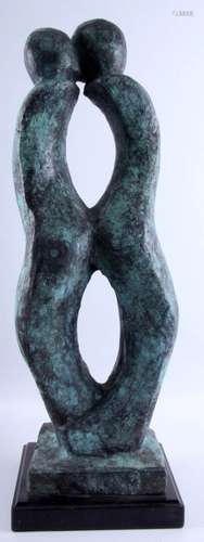 Groen gepatineerde bronzen sculptuur van een verliefd stel, h.63 cm.