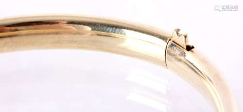 14 Kt. geelgouden armband, model band met slot en scharnier, binnenmaat 53 x 63 mm., breedte 6 mm., gewicht 14,6 gram, nieuwwaarde 1500,00