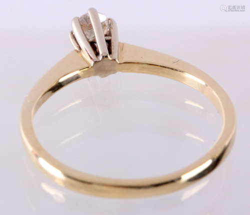 14 Kt. bicolor gouden solitair ring bezet met briljant geslepen diamant, totaal circa 0,15 ct., ringmaat 16 (50)