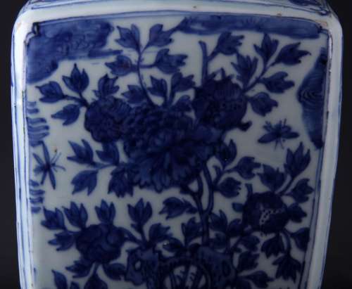 蓝白相间中国瓷器花瓶，花卉图案装饰，万历年间（1573年至1619年），高29厘米。