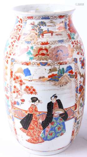 2 Gepolychromeerde Japans porseleinen vazen met decoraties van personen, 20e eeuw, h.34 cm.