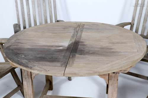 Teakhouten tuintafel met tussenblad, h.75 x b.120 of 180 x d.120 cm. met 4 bijpassende inklapbare stoelen