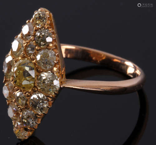 18 Kt. geelgouden markiesring bezet met 14 antieke diamanten briljantslijpsel, 1.25 ct., kleur: lichtgeel + kwaliteit piqué/antiek slijpsel, 3.7 gram, ringmaat 17 1/2 , winkelwaarde 2250,00