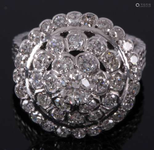 18 Kt. witgouden rozetring bezet met ca. 2.00 ct. briljant geslepen diamant