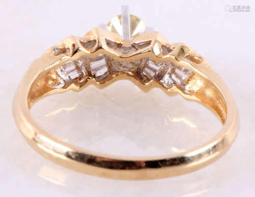 14 Kt. geelgouden solitairring bezet met diamant en baguette geslepen diamant (winkelwaarde € 725), ringmaat: 17