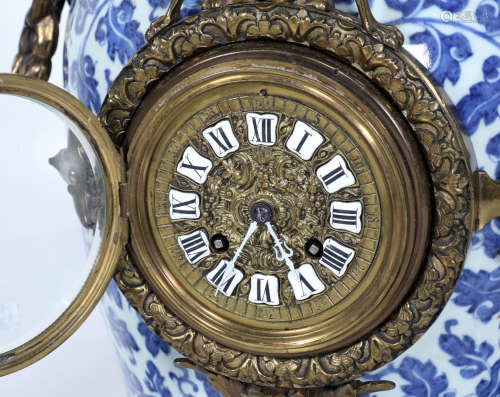 古董蓝白相间中国瓷器钟表黄铜装饰，高88厘米