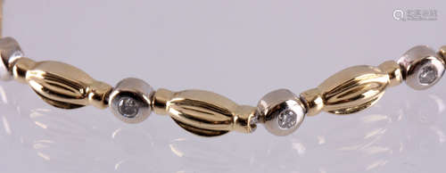 18 Kt. bicolor gouden armband bezet met 13 briljant geslepen diamanten, 0.50 ct., 12.8 gram, 18.5 cm lang, winkelwaarde 2950,00