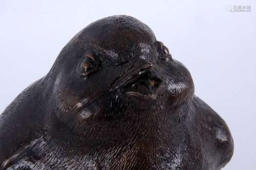 Bronzen sculptuur van een mus rustend op marmeren voetstuk, h.19 cm.