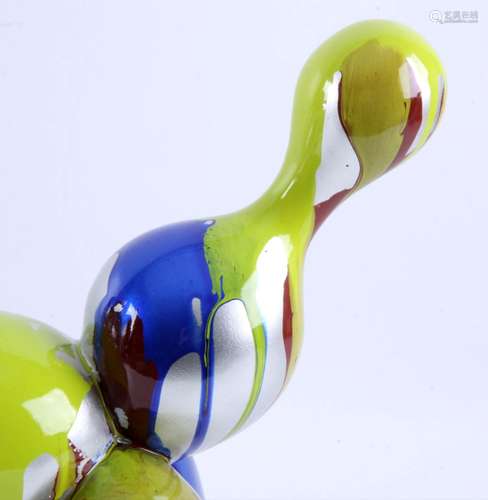 In hoogglans uitgevoerd meerkleurig sculptuur van balloondog, h.33 x b.45 cm.