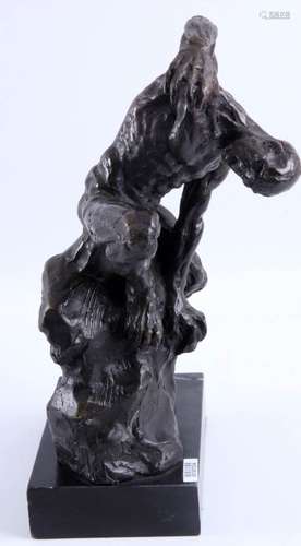 Bronzen sculptuur van een man op rots rustend op marmeren voetstuk, h.38 cm.