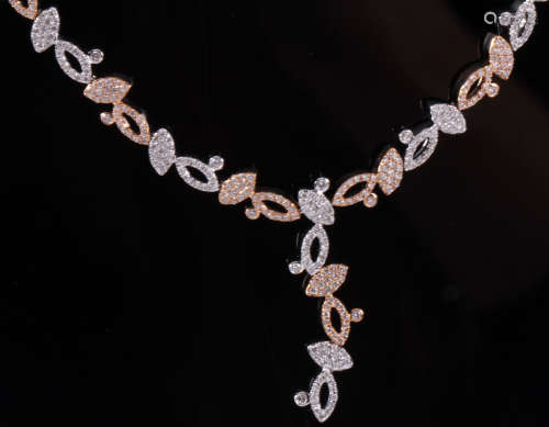 18 Kt. rosé-witgouden collier bezet met 521 briljant geslepen diamanten 2,50 ct.,  kleur: Top Wit + kwaliteit Vs, 42 cm., 30,5 gram, winkelwinkelwaarde 11500,00