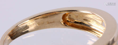 14 Kt. bicolor gouden ring bezet met diamanten totaal circa 0,05 ct., ringmaat 18,5 (58)