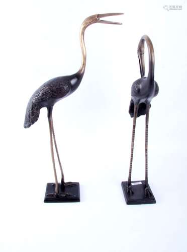 Stel bronzen sculpturen van kraanvogels