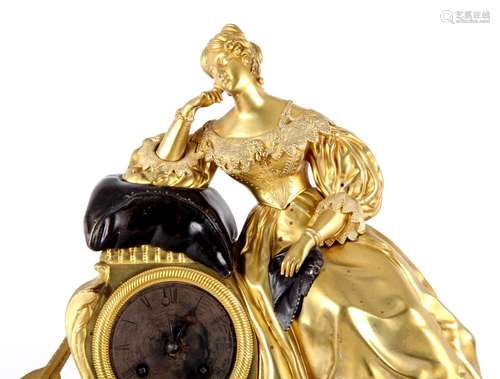 Antieke vuurvergulde Franse bronzen Empire pendule met naast het uurwerk een vrouw, h.46 x b.36 x d.14 cm.