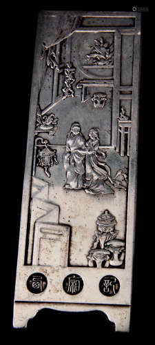 Verzilverde scrollgewicht, circa 1900, 15 x 4,5 cm. en gepolychromeerd porseleinen dekselbakje, China, 20e eeuw, 9 x 4,5 cm.