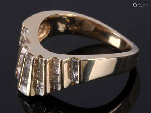 14 Kt. geelgouden ring bezet met baquette geslepen diamant, 0.80 ct.