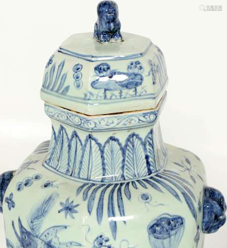 2 Grote blauw/wit gedecoreerde Chinees porseleinen dekselpotten, 20e eeuw, h.66 cm.