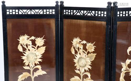 Zwart gelakt Art Deco 4-luiks kamerscherm, met zijde geborduurde bloemen op een velours ondergrond, beschermd door glasplaten, h.160 x b.228 cm.