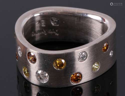 18 Kt. gouden ring, Chris Sommer, bezet met 12  briljant geslepen diamanten, 0,62 ct. en 18 kt. gouden aanschuifring, 3,5 gr.