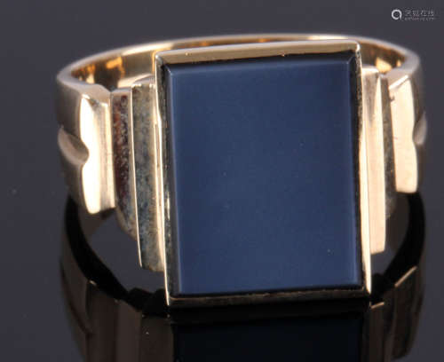 14 Kt. geelgouden ring met blauwe lagensteen, 9,5 gram, ringmaat 18 3/4, winkelwaarde 1500,00