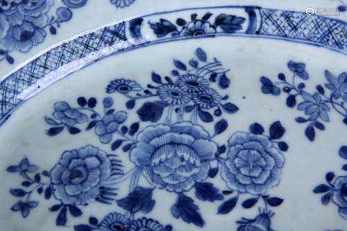 古董中国蓝白相间瓷器椭圆盘子，玫瑰花装饰，30*24厘米，乾隆(1736 - 1795)
