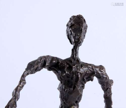 Bronzen sculptuur van een staande man naar Giacometti, h.49  cm.