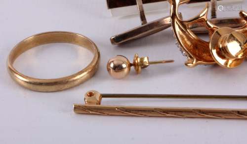 14 Kt. gouden trouwring, 3,9 gr. en diverse goudkleurige juwelen, etc.