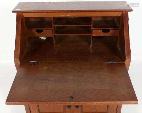 Eikenhouten secretaire, h.105 x b.86 x d.42 cm.