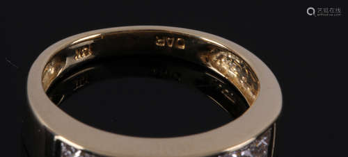 14 Kt. geelgouden ring bezet met princes geslepen diamanten totaal circa 1,10 ct., ringmaat 16,5 (52)