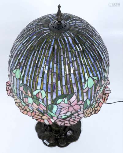 Tiffany-stijl schemerlamp met bronzen voet, h.75 cm.