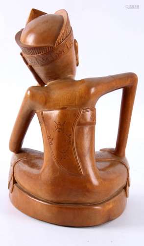 Houten Art Deco sculptuur van een zittende jongen, Bali, h.21,5 cm.