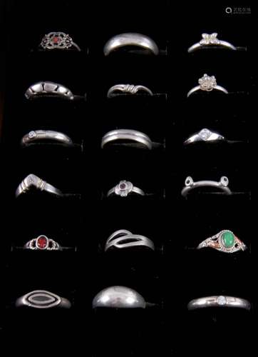 Luxe ringendoos met 60 diverse zilveren ringen