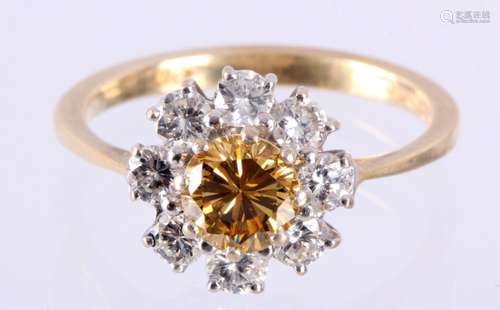 18 Kt. gouden ring bezet met 8 briljant geslepen diamanten en een geelkleurig briljant geslepen diamant, 0.75 ct.