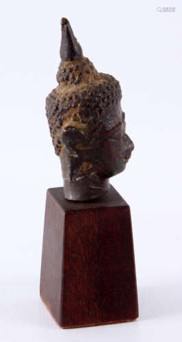 Bronzen Boeddha hoofd, Thailand, 20e eeuw, 7 cm.
